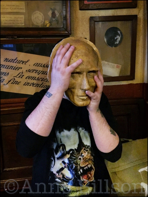 Johnny met een masker: Het Goudblommeke in Papier, Cellebroersstraat 55, Brussel.